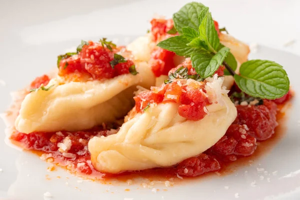 Sardinian Culurgionis 전통적 라비올리에 민트를 토마토 소스인 음식을 얹었다 스톡 사진