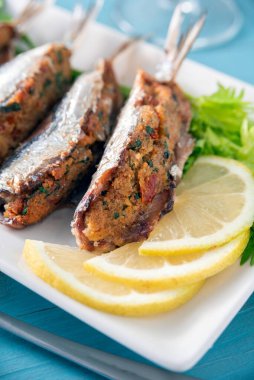 Lezzetli pişmiş sardalya tabağı, Akdeniz yemeği.