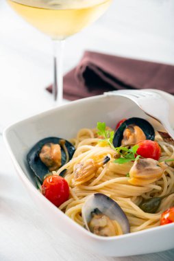 İstiridye, midye ve bottarga ile lezzetli spagetti tabağı, İtalyan mutfağı.