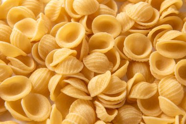 Bir yığın çiğ orkide ile arka plan, İtalyan mutfağının geleneksel makarnası.