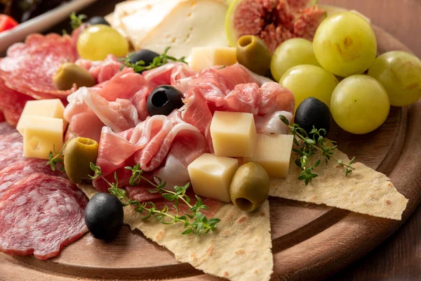 Close Deliciosas Fatias Pecorino Salame Italiano Comida Rústica Europeia — Fotografia de Stock