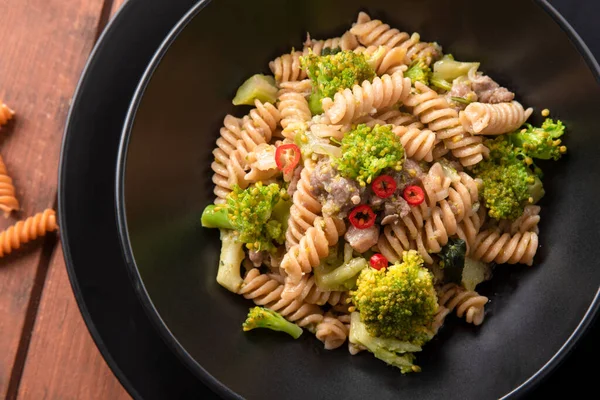 Brokoli soslu bir tabak lezzetli spagetti ve biber, İtalyan yemeği.