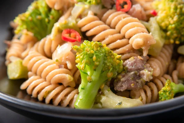 Brokoli Soslu Bir Tabak Lezzetli Spagetti Biber Talyan Yemeği — Stok fotoğraf