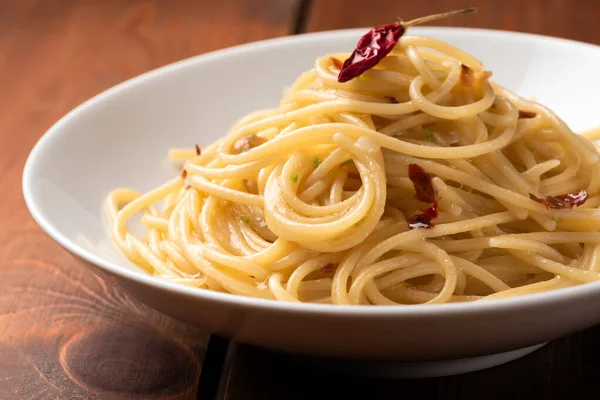 Placa Espaguetis Tradicionales Con Ajo Chile Aceite Oliva Comida Italiana — Foto de Stock