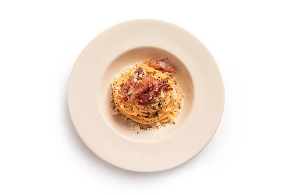 伝統的なローマスパゲッティアッラカルボナーラのトップビュー 卵ソースとイタリアのパスタのレシピ Guanciale ペコリーノと黒コショウ ヨーロッパ料理 ストックフォト