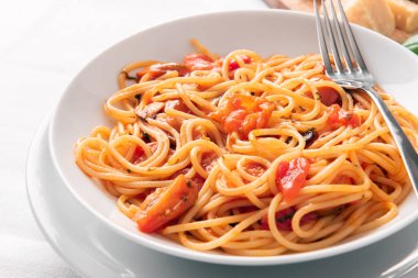 Klasik domates spagetti tabağı, İtalyan yemeği.