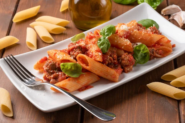 Dish Läcker Korv Sås Pasta Italiensk Mat — Stockfoto