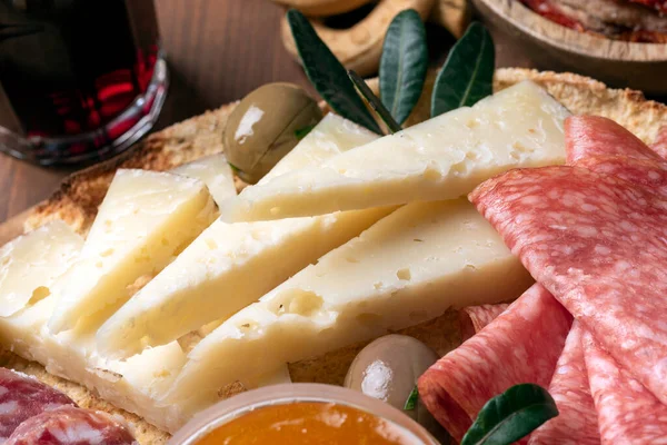 Snijdt Salami Romeinse Pecorino Italiaans Eten — Stockfoto