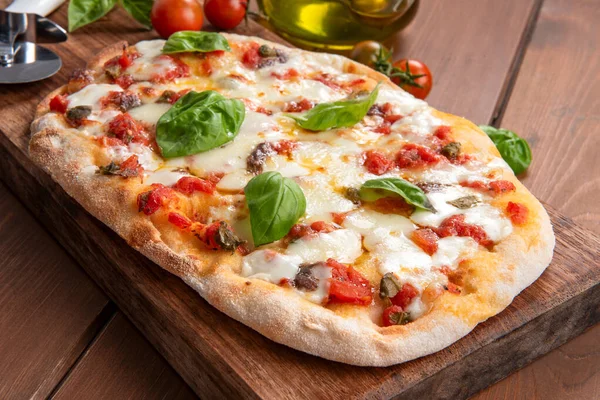 Lekkere Gekookte Pizza Houten Dienblad Aan Tafel Rechtenvrije Stockfoto's