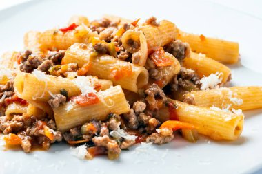 Biftek soslu lezzetli rigatoni, İtalyan yemeği.