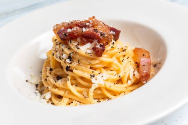 Bir tabak lezzetli makarna alla carbonara, yumurta soslu geleneksel bir makarna tarifi, guanciale, pecorino ve karabiber, Avrupa yemekleri