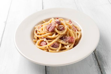 Bir tabak lezzetli makarna alla carbonara, yumurta soslu geleneksel bir makarna tarifi, guanciale, pecorino ve karabiber, Avrupa yemekleri