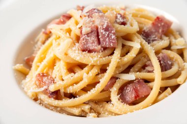 Bir tabak lezzetli makarna alla carbonara, yumurta soslu geleneksel bir makarna tarifi, guanciale, pecorino ve karabiber, Avrupa yemekleri