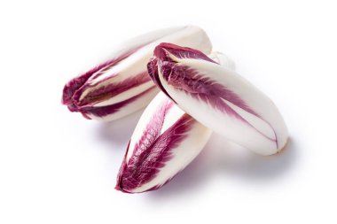 beyaz arka plan üzerinde izole taze radicchio