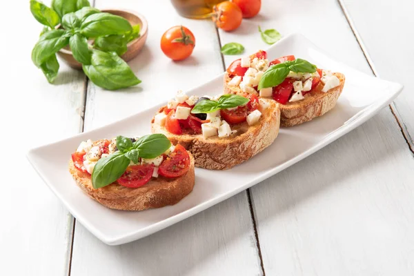 Taca Pysznymi Caprese Bruschette Typowe Włoskie Przystawki Mozzarellą Pomidorem Bazylią Zdjęcie Stockowe