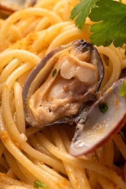 Lezzetli spagetti tabağı, deniz ürünleri ve bottarga, İtalyan mutfağı.