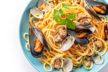 Lezzetli spagetti tabağı, deniz ürünleri ve bottarga, İtalyan mutfağı.