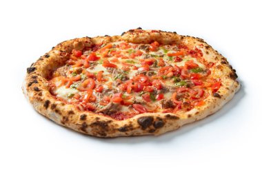 Lezzetli gurme pizza domuz sosisi, pesto, mozzarella ve domates, İtalyan yemeği.