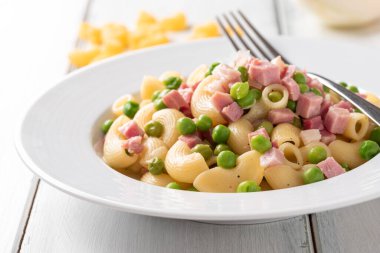 Bir tabak bezelye ve jambonlu makarna, İtalyan mutfağı.