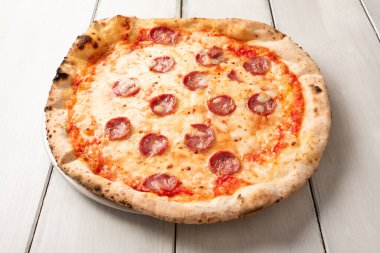 Domuz sosisli lezzetli pizza, pekorino, mozzarella ve domates sosu, İtalyan yemeği.
