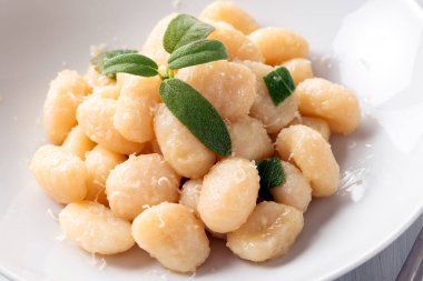 Bir tabak lezzetli patates gnocchi, tereyağı ve adaçayı, İtalyan yemeği.