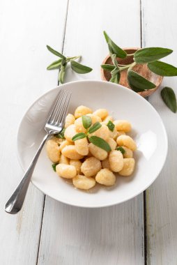 Bir tabak lezzetli patates gnocchi, tereyağı ve adaçayı, İtalyan yemeği.