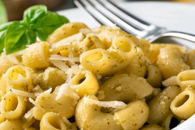 Pesto soslu lezzetli Maccheroni tabağı, İtalyan makarnası, Avrupa yemekleri.