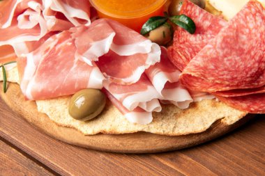 Çeşitli İtalyan mezeleri olan tabaklar: salam, pekorino, prosciutto, parmesan ve hardal, Avrupa yemekleri