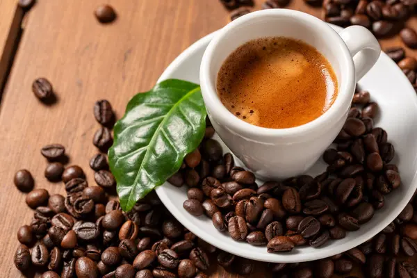 Tasse Italienischer Espresso Mit Bohnen Und Blättern Europäisches Frühstück — Stockfoto