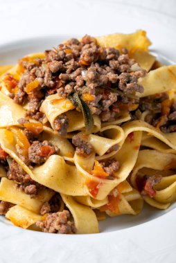 Lezzetli tagliatelle, geleneksel İtalyan yumurtası ragu soslu makarna, Avrupa yemekleri.