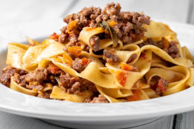 Lezzetli tagliatelle, geleneksel İtalyan yumurtası ragu soslu makarna, Avrupa yemekleri.