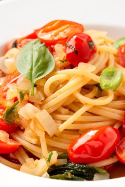 Bir tabak lezzetli spagetti, fesleğen, domates ve peynir, İtalyan yemeği.