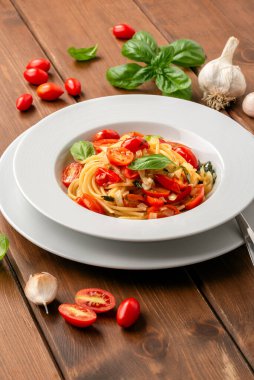 Bir tabak lezzetli spagetti, fesleğen, domates ve peynir, İtalyan yemeği.