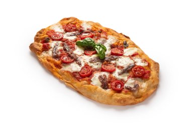 Mozarella, domates ve ançüezle kaplanmış, beyaz arka planda izole edilmiş, İtalyan yemeği.