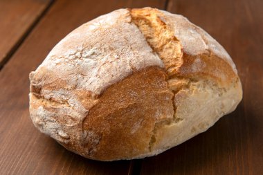 Tahta masada taze pişmiş ekmeğin manzarasını kapat.