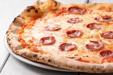 Salamlı, pekorinolu, domates soslu ve mozarellalı lezzetli sardalya pizzası, İtalyan yemeği.