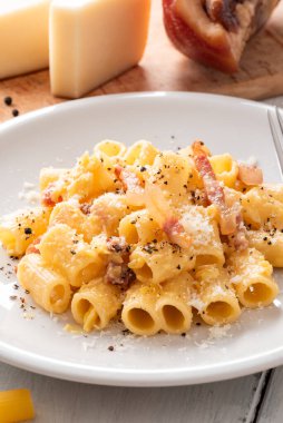 Pasta alla carbonara, yumurta, guanciale, pecorino ve karabiber, İtalyan mutfağı, Avrupa yemekleri ile geleneksel bir Roma makarnası tarifi.