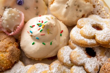 Bir tabak lezzetli geleneksel sardalya kurabiyesi, İtalyan tatlısı.