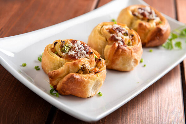 Вкусные слоеные пирожные с гуанчиале, грибами и пекорино, итальянские закуски