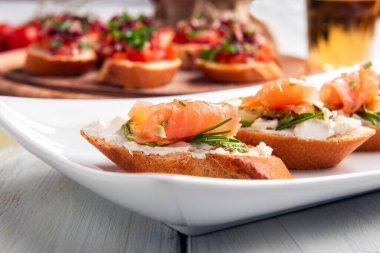 Somon ve peynir kremalı nefis kanepeler.