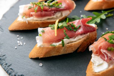 Peynir kremalı ve jambonlu lezzetli crostini, İtalyan mutfağı.