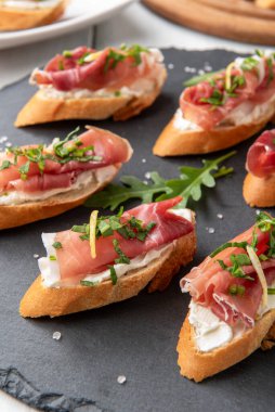 Peynir kremalı ve jambonlu lezzetli crostini, İtalyan mutfağı.