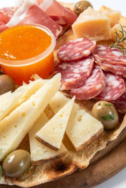 Lezzetli atıştırmalıklar, et, peynir, zeytin