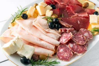 Lezzetli atıştırmalıklar, et, peynir, zeytin