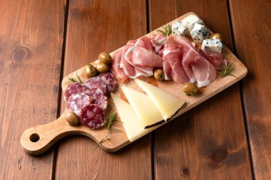 Lezzetli atıştırmalıklar, et, peynir, zeytin