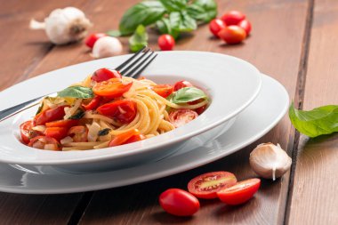 Ahşap masa üzerinde lezzetli makarna 