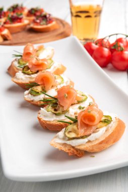 Bir tabak lezzetli crostini, kabak, peynir kreması ve füme somon, Avrupa mezeleri.
