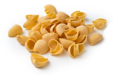 Conchiglie rigate 'in yakın çekimi, beyaz arka planda izole edilmiş bir İtalyan makarnası şekli, Avrupa yemekleri
