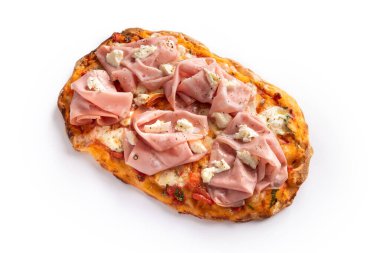 Mortadella ve bufalo stracciatella soslu nefis pinsa, beyaz arka planda izole edilmiş, İtalyan yemeği.