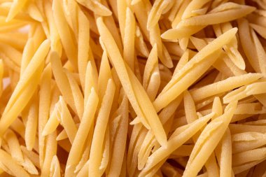 Pişmemiş trofie 'nin arka planı, geleneksel İtalyan makarnası şekli, Avrupa yemekleri.